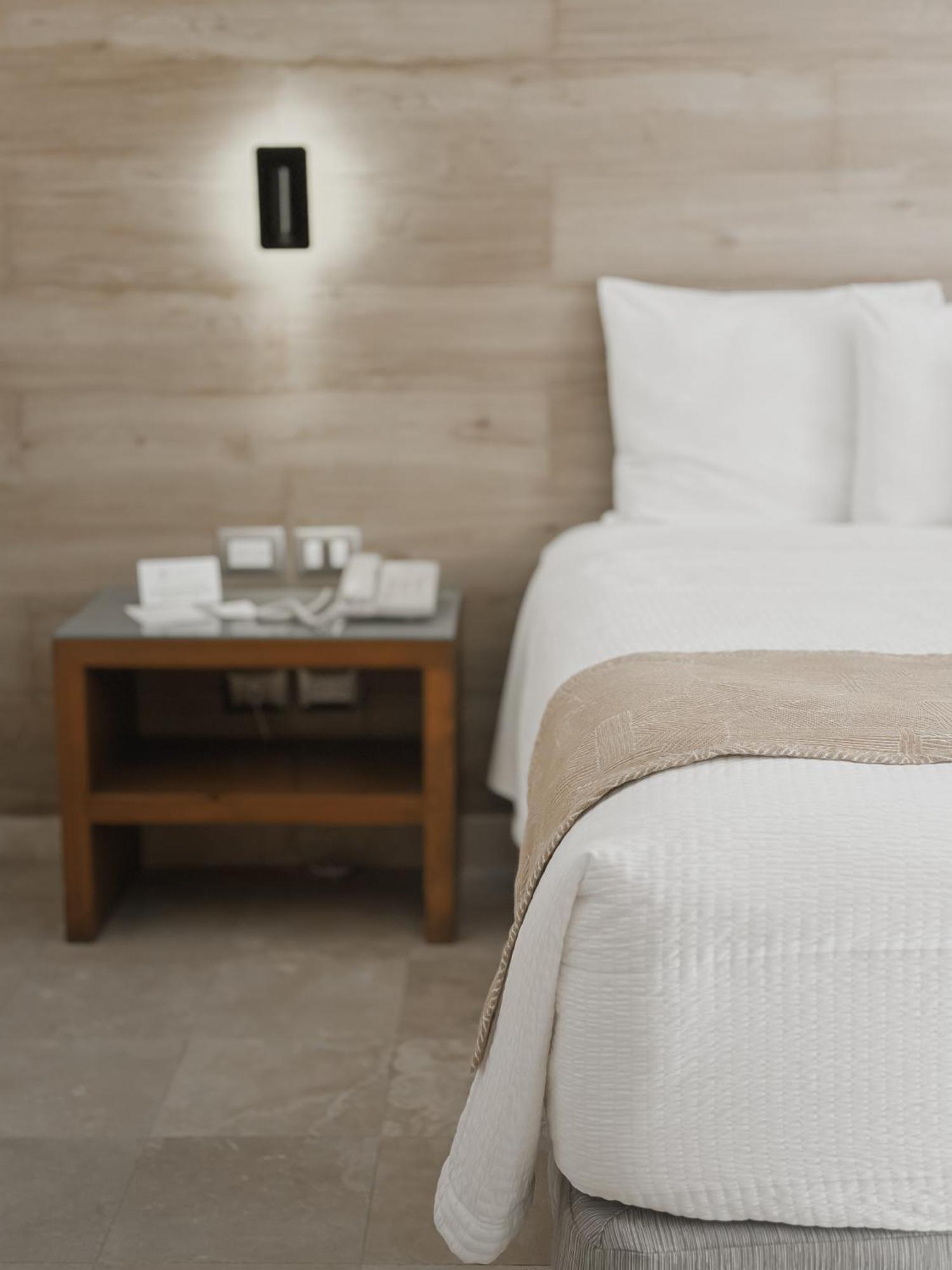 Hotel Catedral La Paz Exterior foto A bedside table